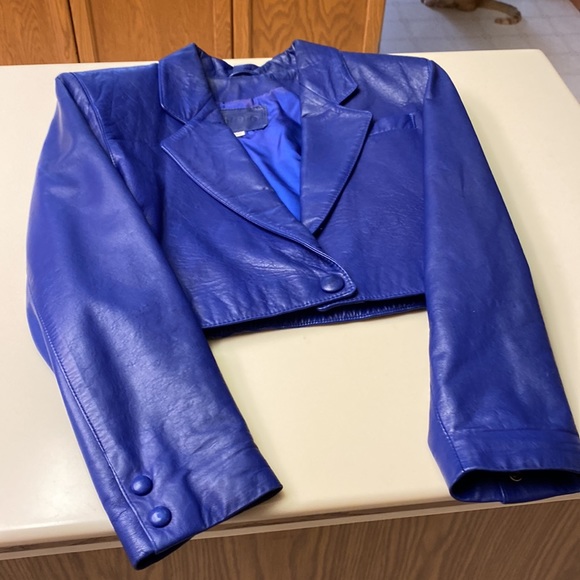 Purple bagatelle leather jacket cropped style. Single snap enclosure . - Picture 5 of 5